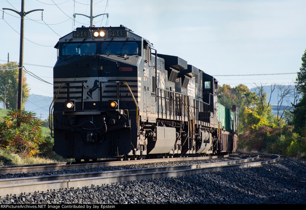 NS 9849 leads 25G west at Wyomissing 